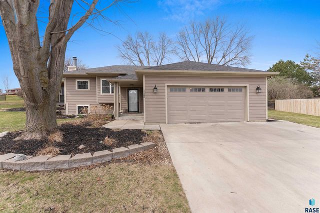 1123 E Plum Creek Cir Circle, Sioux Falls, SD 57105