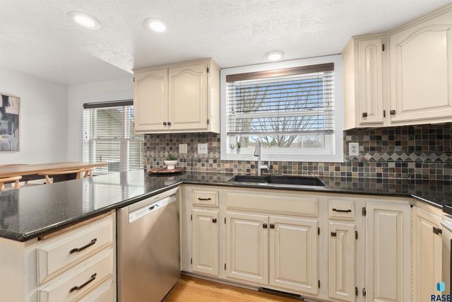 1123 E Plum Creek Cir Circle, Sioux Falls, SD 57105