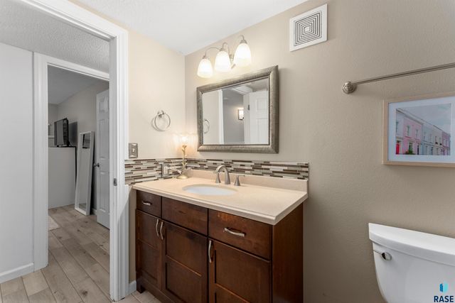 1123 E Plum Creek Cir Circle, Sioux Falls, SD 57105