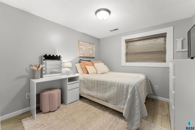 1123 E Plum Creek Cir Circle, Sioux Falls, SD 57105
