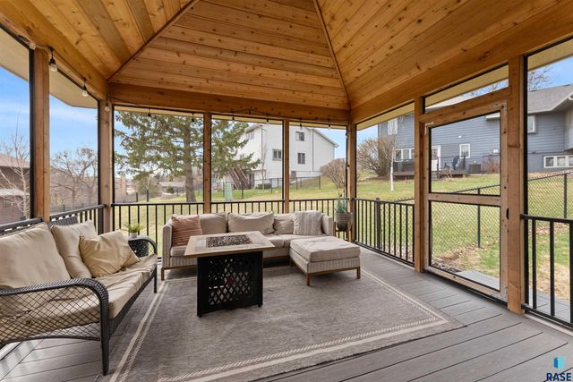 1123 E Plum Creek Cir Circle, Sioux Falls, SD 57105