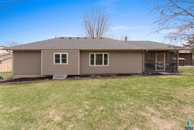 1123 E Plum Creek Cir Circle, Sioux Falls, SD 57105