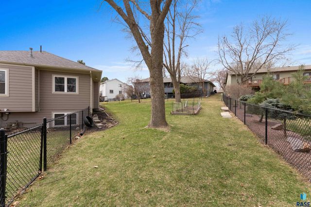 1123 E Plum Creek Cir Circle, Sioux Falls, SD 57105