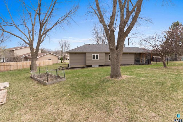 1123 E Plum Creek Cir Circle, Sioux Falls, SD 57105