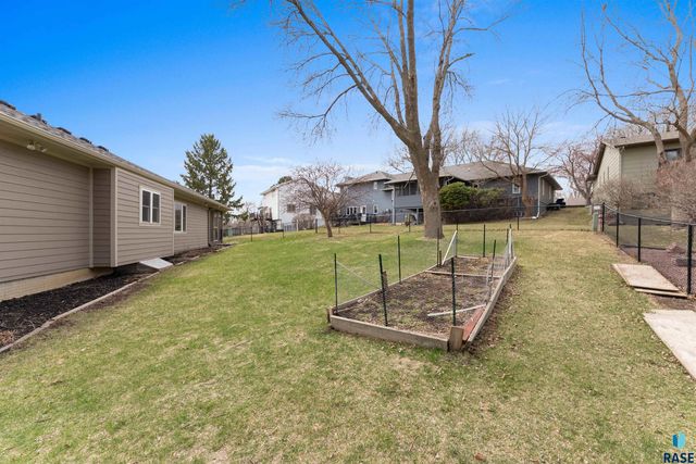 1123 E Plum Creek Cir Circle, Sioux Falls, SD 57105