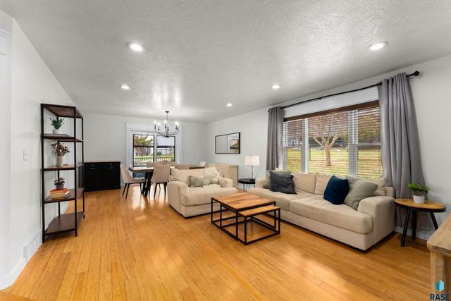 1123 E Plum Creek Cir Circle, Sioux Falls, SD 57105