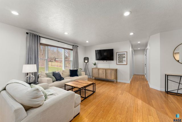1123 E Plum Creek Cir Circle, Sioux Falls, SD 57105
