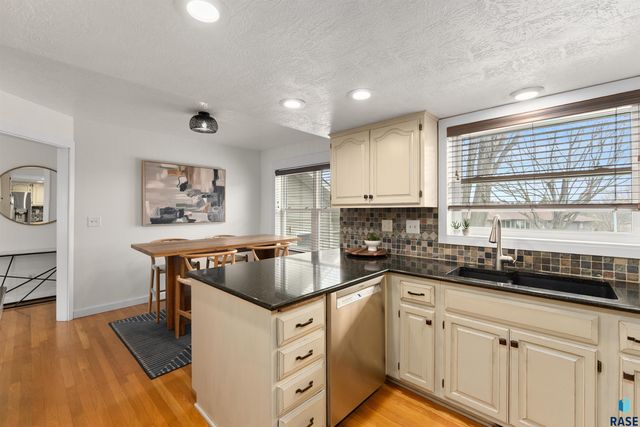 1123 E Plum Creek Cir Circle, Sioux Falls, SD 57105