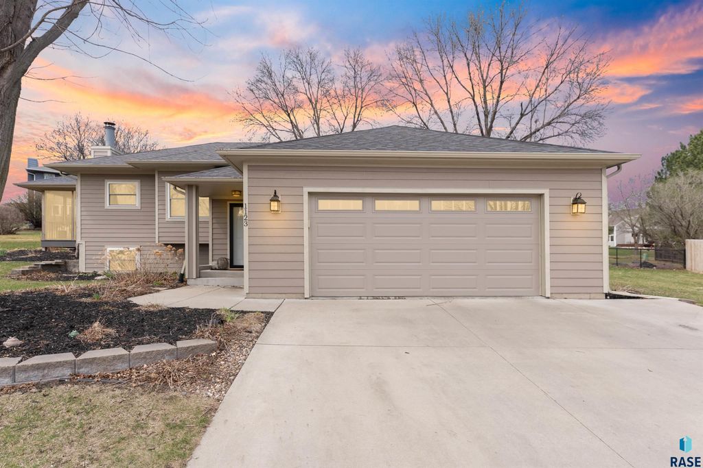 1123 E Plum Creek Cir Circle, Sioux Falls, SD 57105