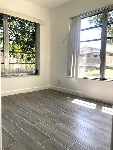 215 SW 10th St 0, Hallandale Beach, FL 33009