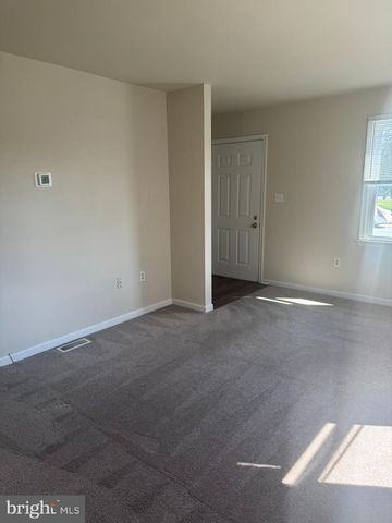 536 BRACKEN DR, Chambersburg, PA 17201