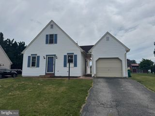 536 BRACKEN DR, Chambersburg, PA 17201