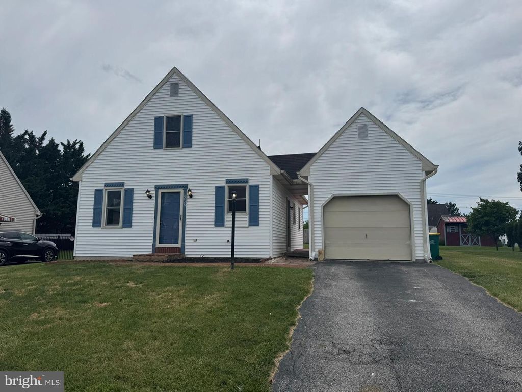 536 BRACKEN DR, Chambersburg, PA 17201