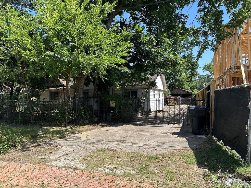 7214 Weyburn Street, Houston, TX 77028
