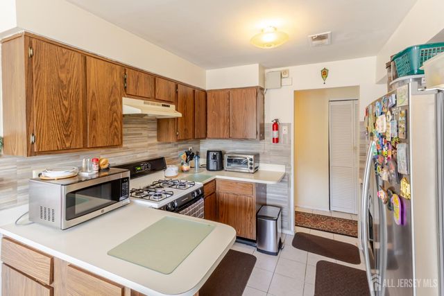 606 Green Hollow Drive, Iselin, NJ 08830