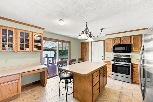 89 Zachary Ln, Agawam, MA 01001