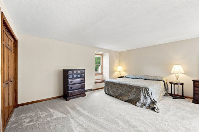 89 Zachary Ln, Agawam, MA 01001