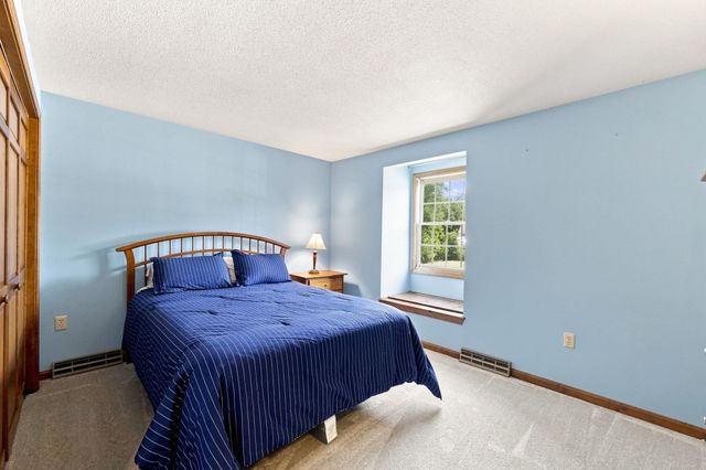 89 Zachary Ln, Agawam, MA 01001