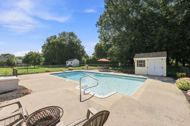 89 Zachary Ln, Agawam, MA 01001