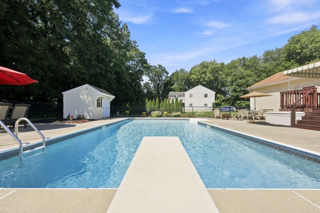 89 Zachary Ln, Agawam, MA 01001