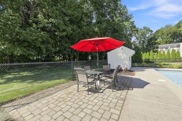 89 Zachary Ln, Agawam, MA 01001