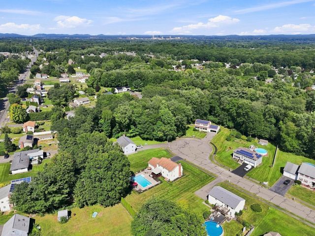 89 Zachary Ln, Agawam, MA 01001