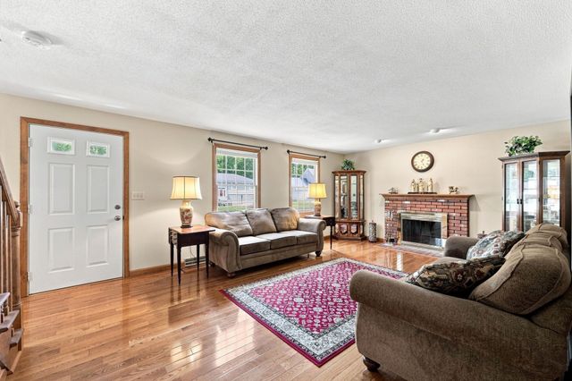 89 Zachary Ln, Agawam, MA 01001