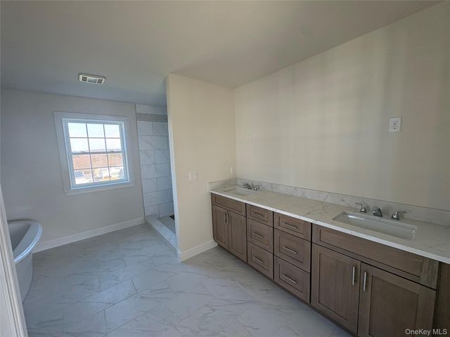 30 Dartmouth Drive, Poughkeepsie, NY 12603