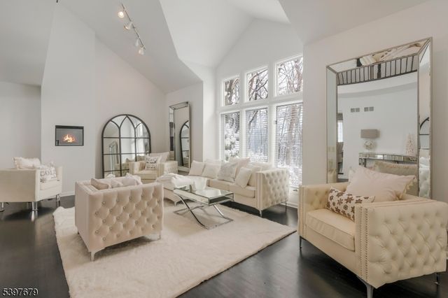 14 Lookout Dr, Roxbury Twp., NJ 07852