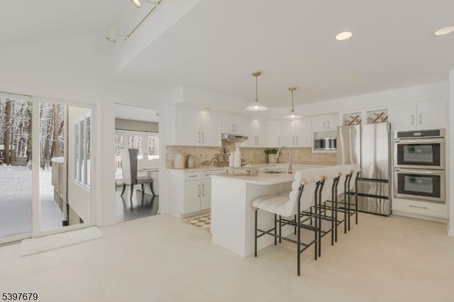 14 Lookout Dr, Roxbury Twp., NJ 07852