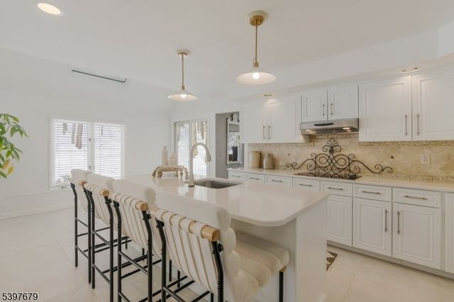 14 Lookout Dr, Roxbury Twp., NJ 07852