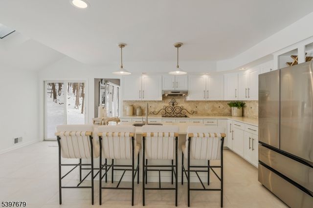 14 Lookout Dr, Roxbury Twp., NJ 07852