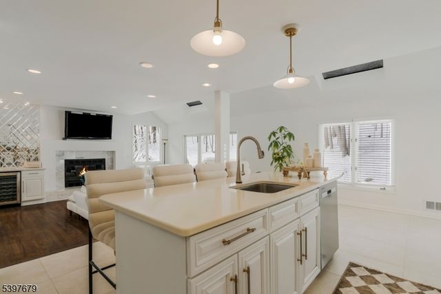 14 Lookout Dr, Roxbury Twp., NJ 07852