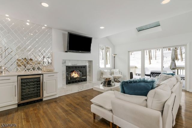 14 Lookout Dr, Roxbury Twp., NJ 07852