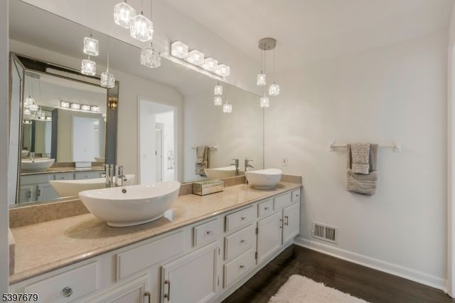 14 Lookout Dr, Roxbury Twp., NJ 07852