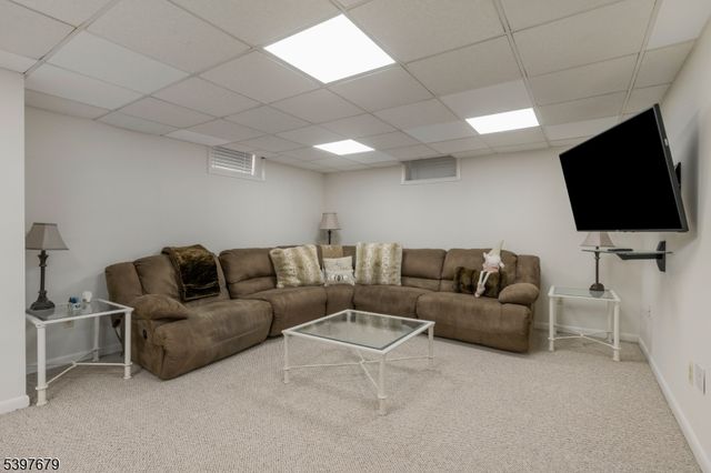 14 Lookout Dr, Roxbury Twp., NJ 07852