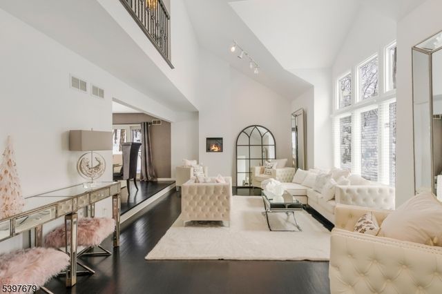 14 Lookout Dr, Roxbury Twp., NJ 07852