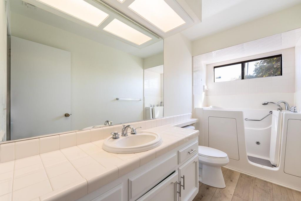 Image 18 of property listing at 6260 N Palm Avenue # 111, Fresno, CA 93704