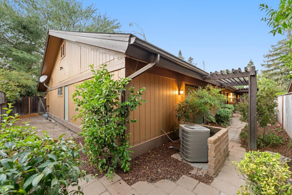 Image 24 of property listing at 6260 N Palm Avenue # 111, Fresno, CA 93704