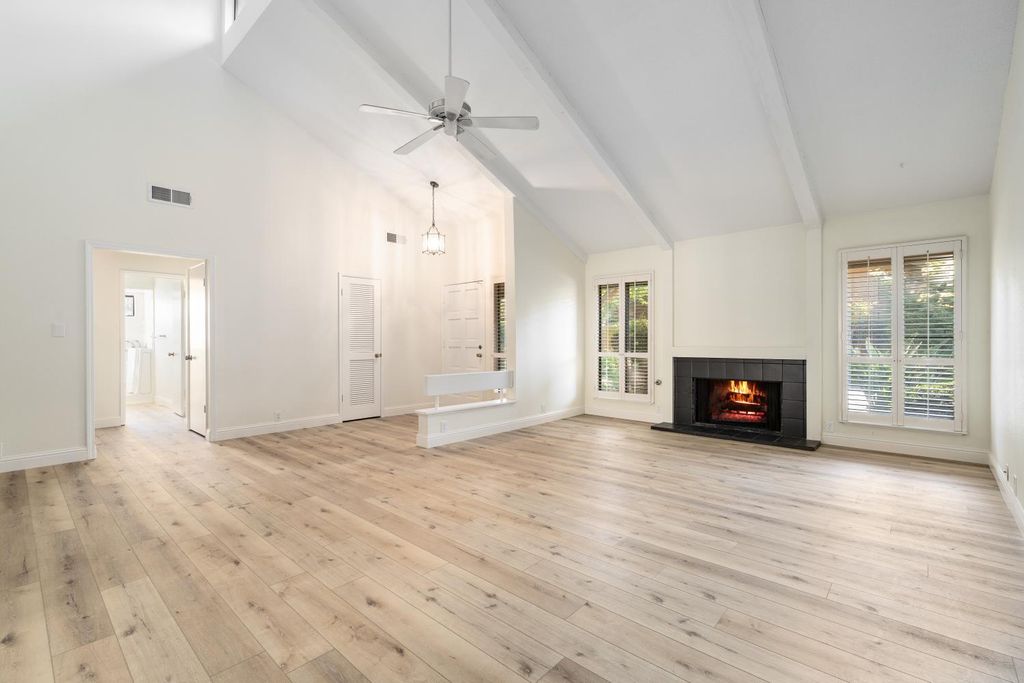 Image 4 of property listing at 6260 N Palm Avenue # 111, Fresno, CA 93704