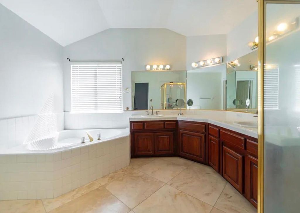 Image 12 of property listing at 5742 W Palo Alto Avenue, Fresno, CA 93722