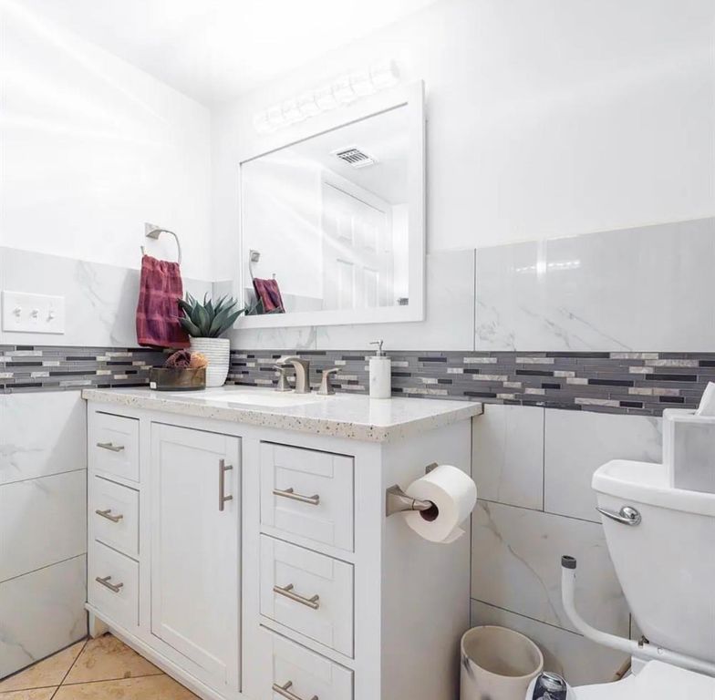 Image 15 of property listing at 5742 W Palo Alto Avenue, Fresno, CA 93722