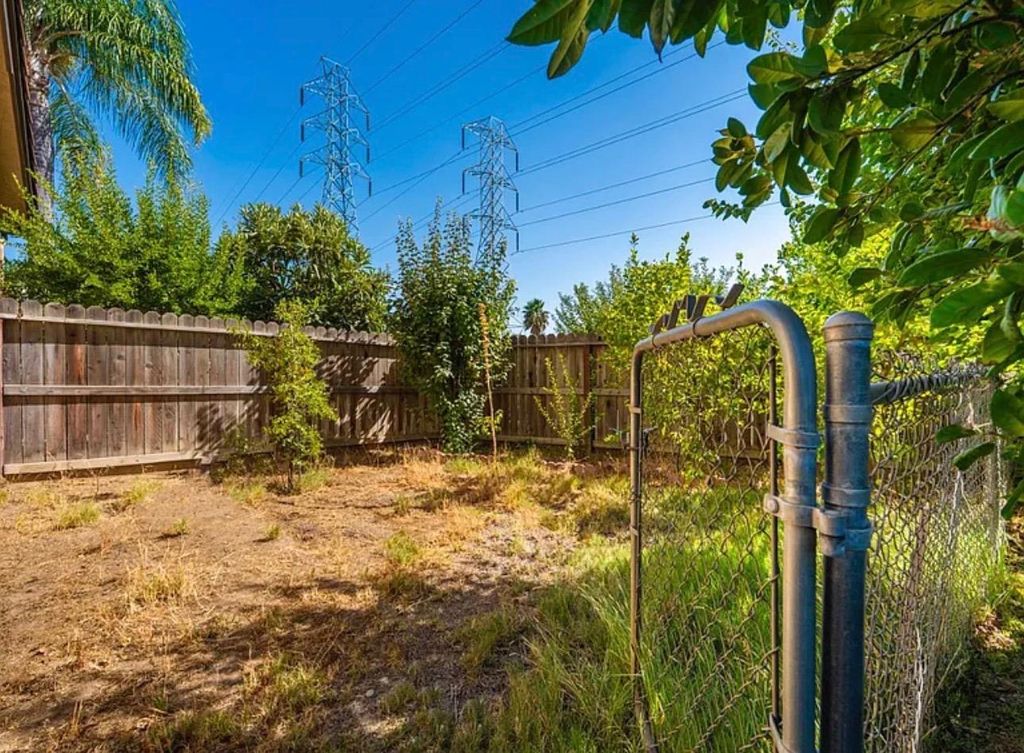 Image 20 of property listing at 5742 W Palo Alto Avenue, Fresno, CA 93722