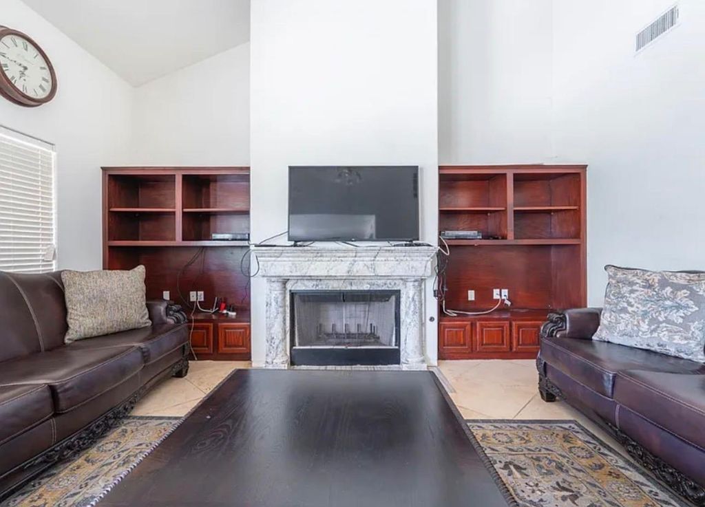 Image 6 of property listing at 5742 W Palo Alto Avenue, Fresno, CA 93722
