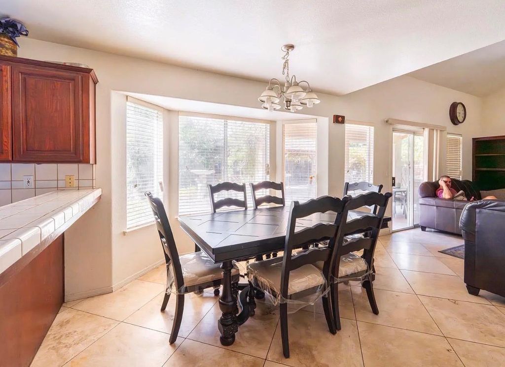 Image 7 of property listing at 5742 W Palo Alto Avenue, Fresno, CA 93722