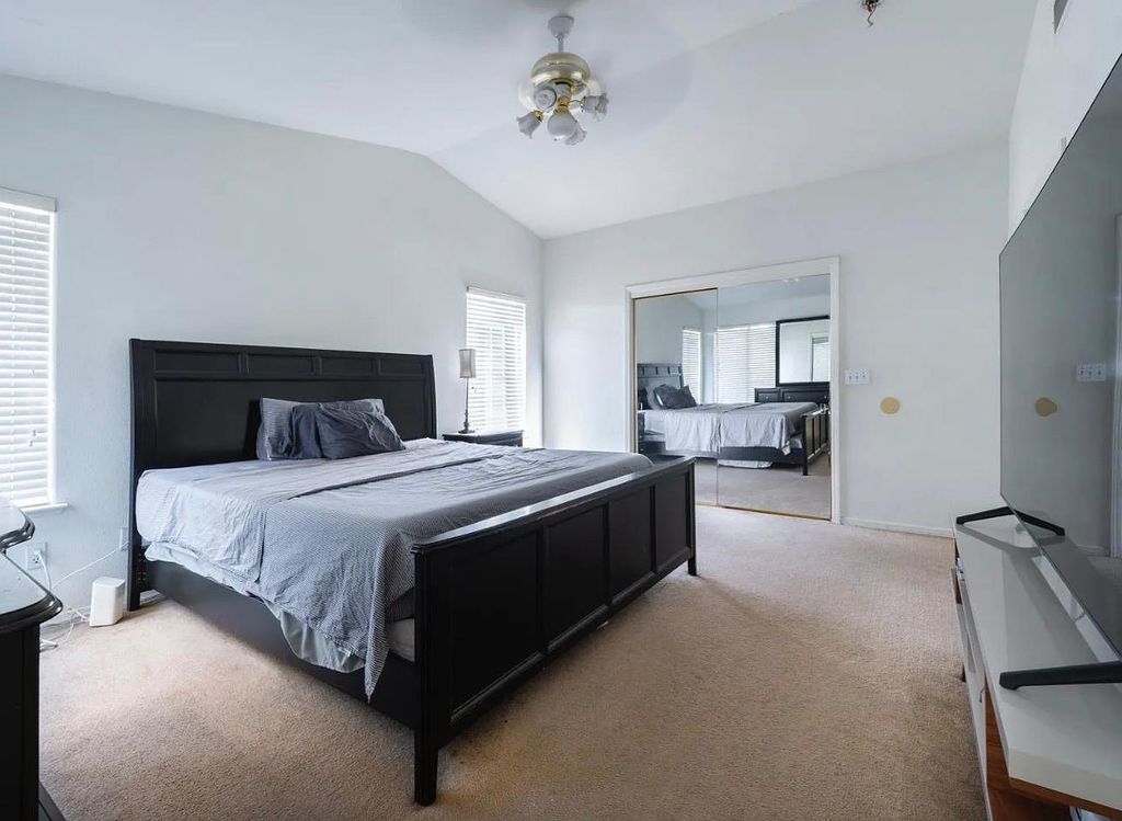 Image 9 of property listing at 5742 W Palo Alto Avenue, Fresno, CA 93722