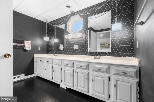 676 W MARKET ST, Marietta, PA 17547