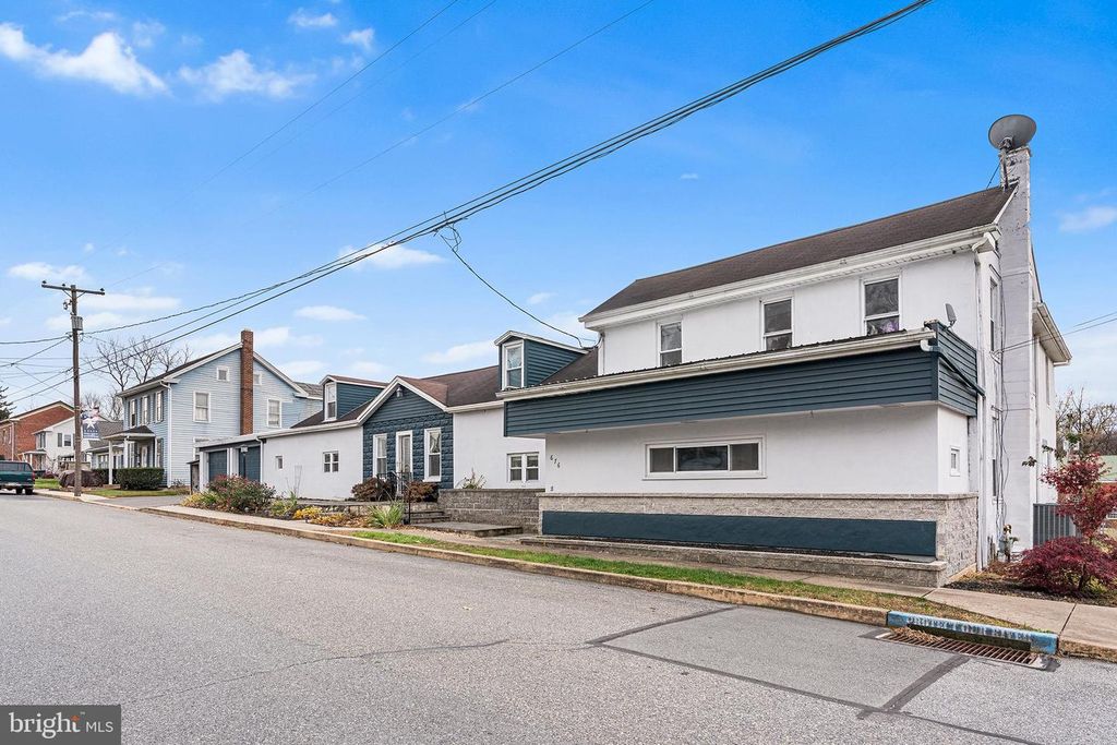 676 W MARKET ST, Marietta, PA 17547