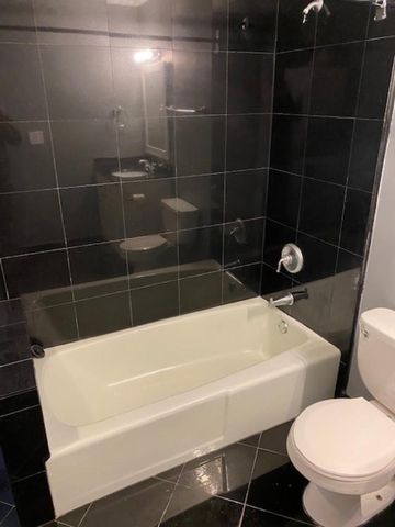 703 GARDEN Circle 3, Streamwood, IL 60107