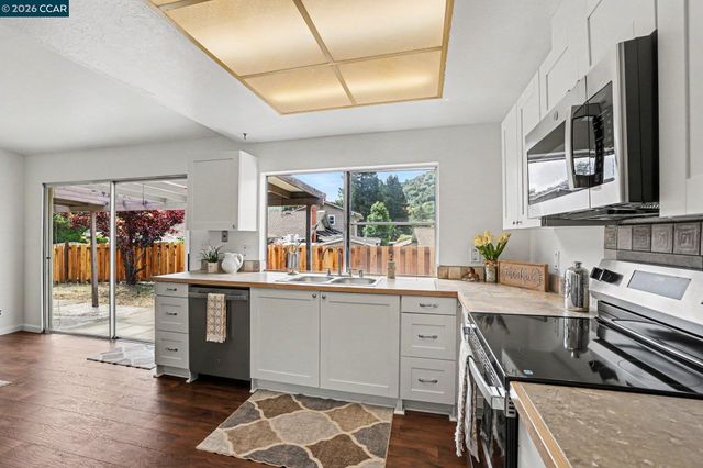 2498 La Reina St, Pinole, CA 94564